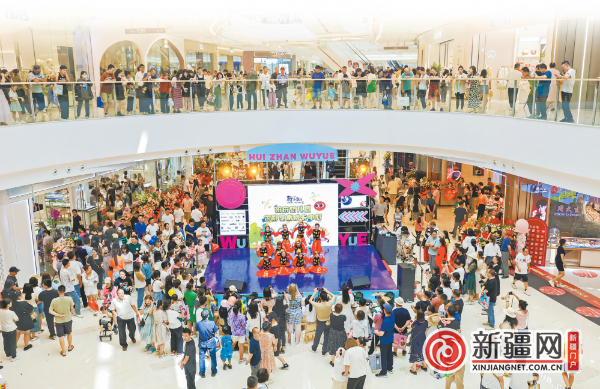 8月25日，水磨沟区会展吾悦广场，现场表演吸引市民驻足观看。（全媒体记者石磊摄）