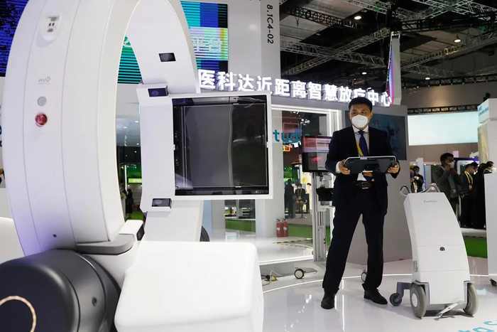 2022年11月8日，第五届中国国际进口博览会医疗器械及医药保健展区 ，工作人员调试新产品。图自IC Photo