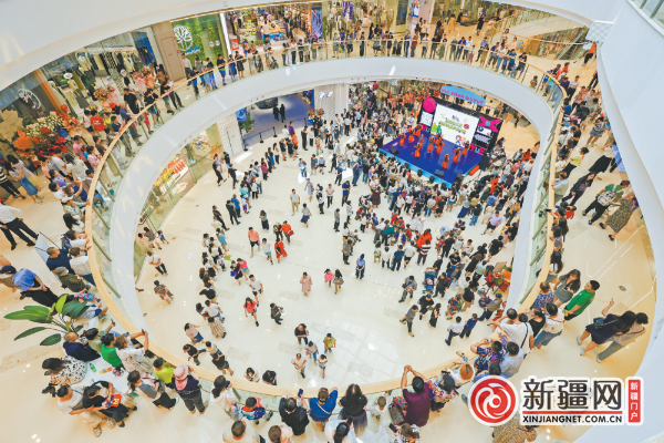 8月25日，会展吾悦广场形式多样的表演吸引市民驻足观看。 （全媒体记者石磊摄）