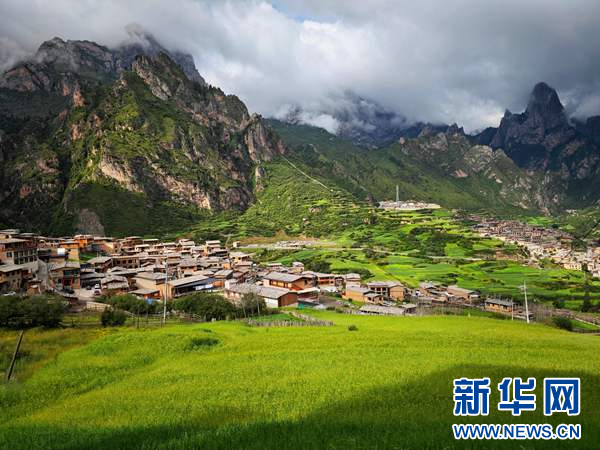        这是7月11日拍摄的扎尕那美丽风光。新华网发（童张伟 摄）