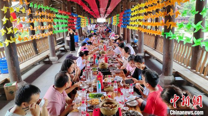 长桌宴“健康药膳”美食大赛亮相广西资源县民族传统河灯歌节