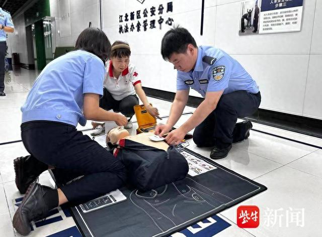 图为新入职民警接受应急救护培训