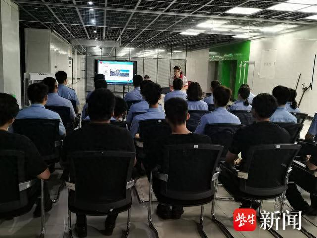 图为新入职民警接受应急救护培训
