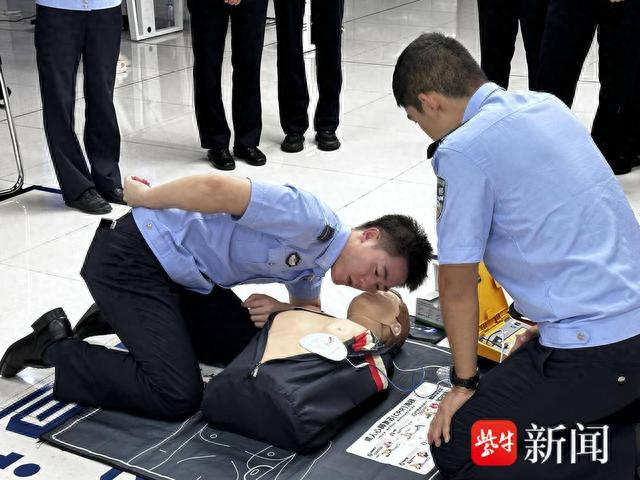图为新入职民警接受应急救护培训