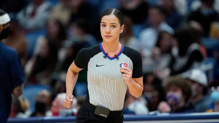 布兰卡-伯恩斯成男篮世界杯史上首位女裁判 曾于2021年站上nba赛场