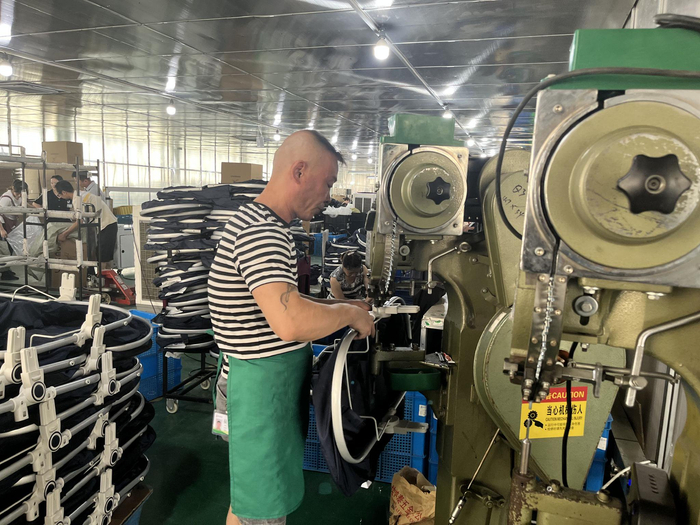 （汉川本地工厂童车工人正在生产 吴绵强摄）