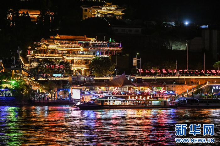 这是7月26日在黄河兰州段白塔山下拍摄的灯光璀璨的白塔山码头。新华社记者 范培珅 摄