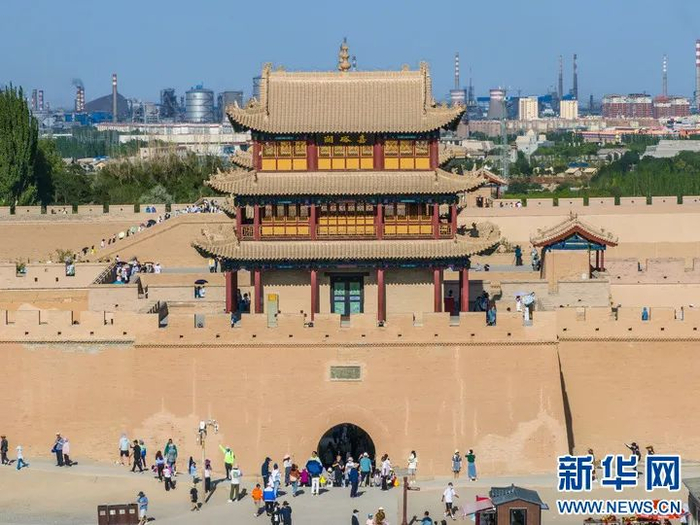 这是8月7日拍摄的嘉峪关关城（无人机照片）。新华社记者 张可任 摄
