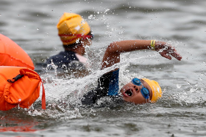参加第十四届北京奥运城市体育文化节成长勋章小铁人三项赛的小选手们正在进行游泳项目比赛。北京奥运城市发展促进中心供图