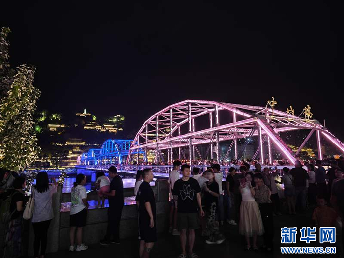 8月22日，游客在兰州市城关区中山桥游览。新华网发（童张伟 摄）