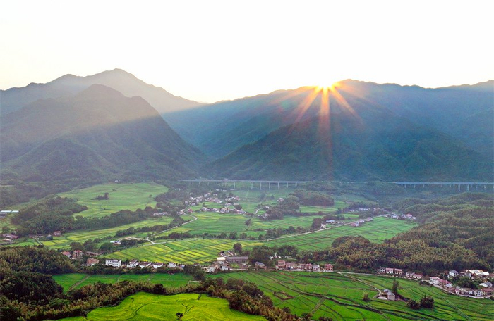 江西宜丰生态田园美群山入画来