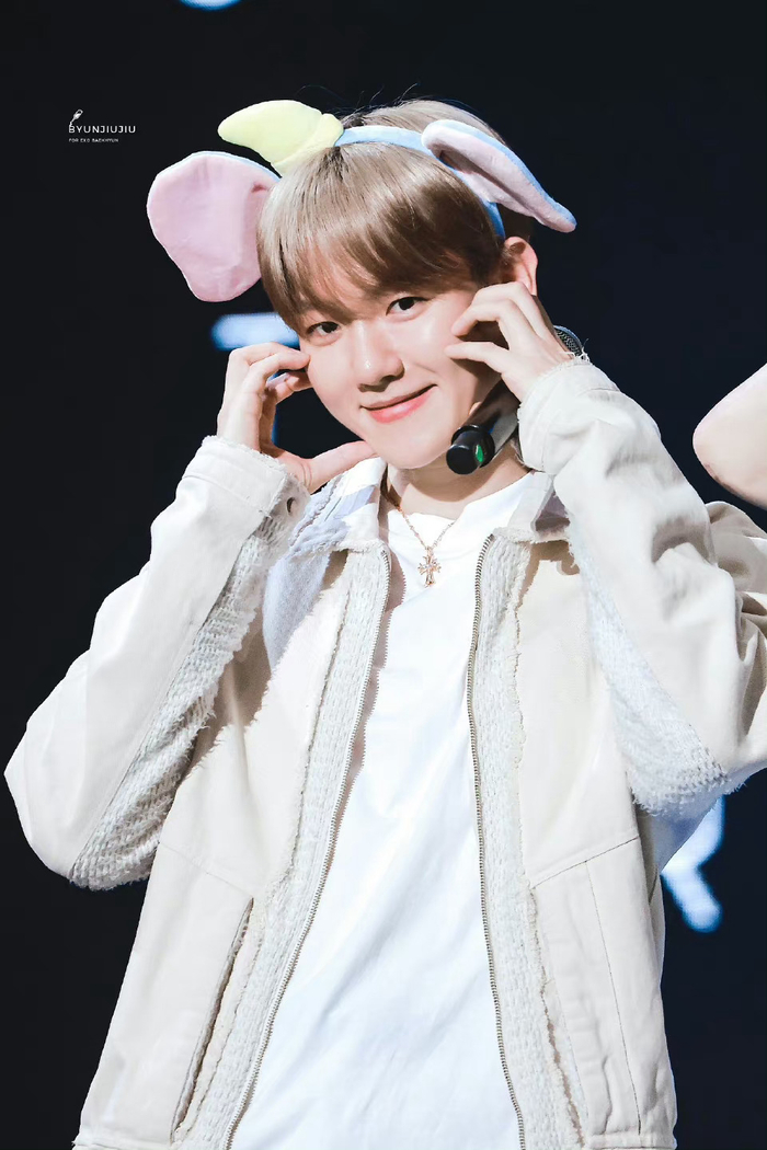 边伯贤脸颊比心,这也太帅了吧,好可爱的边伯贤.