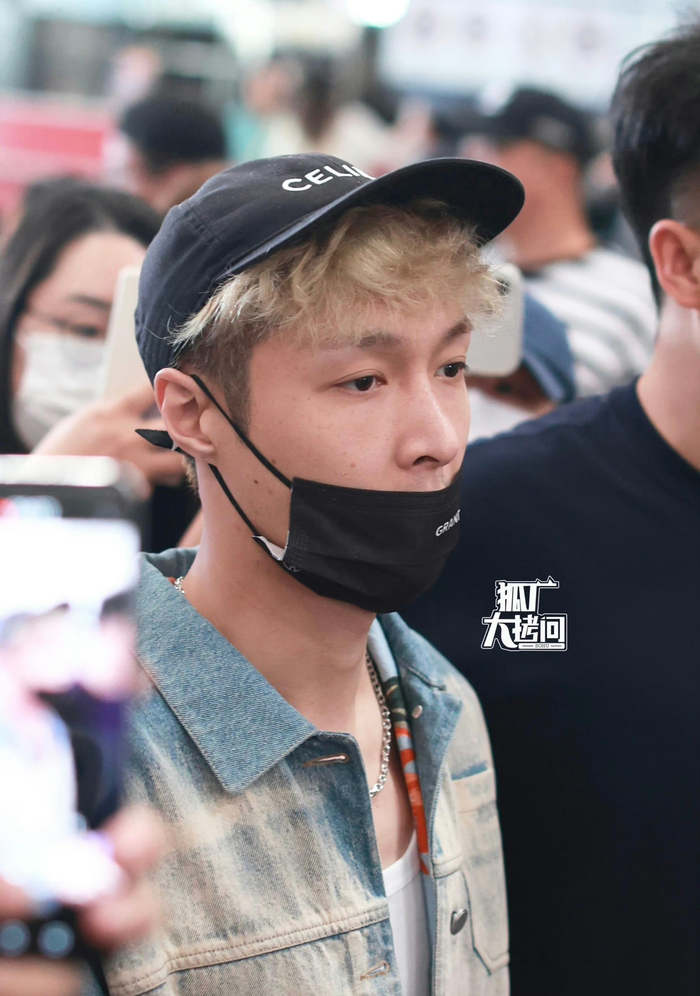 张艺兴穿的花花衬衫真好看呀,隐隐约约看到帅哥的胡茬了……|张艺兴