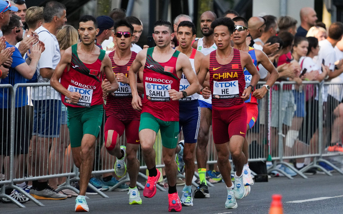 中国选手何杰（右二）、杨绍辉（左二）在男子马拉松决赛中。  图/新华社
