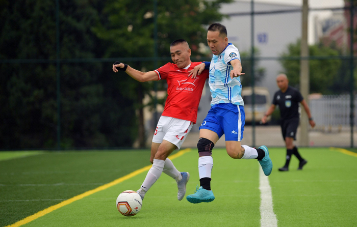 运动员在绿茵场上奋力拼抢。新京报记者 李木易 摄