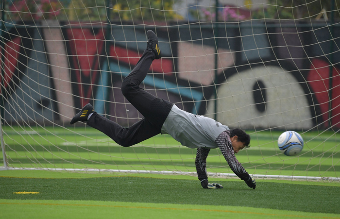 守门员奋力扑救。新京报记者 李木易 摄
