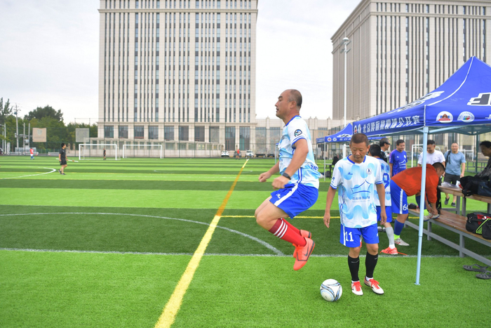 比赛前，运动员热身。新京报记者 李木易 摄