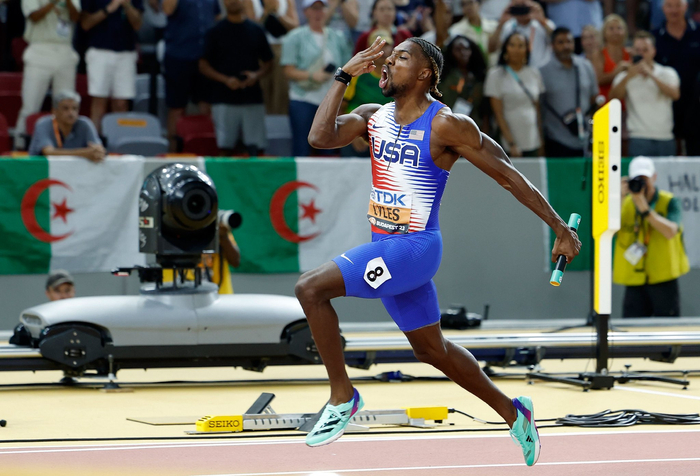 美国队夺得男子4x100米接力冠军|美国队|金牌|莱尔斯_新浪新闻