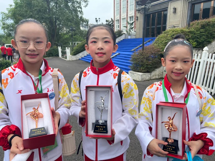 少年体操u系列锦标赛中,红河籍运动员李安琪获得u11岁组自由操第一名