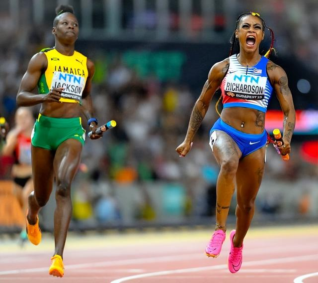 莱尔斯3冠科尔曼理查德森熊抱庆祝 美国队包揽男女4x100米接力金牌