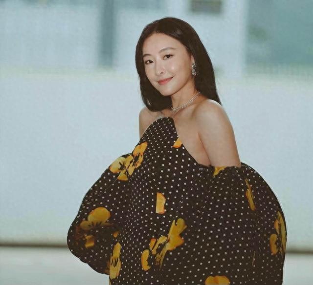 tvb花旦晒泳池跳水照,只拍摄背影,仍被网友夸赞好身材|陈滢|tvb_新浪