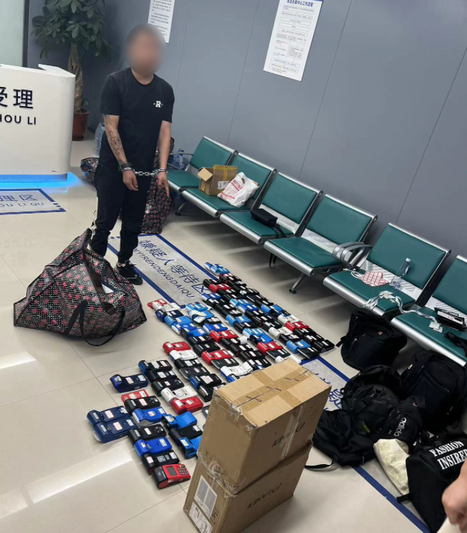 嫌疑人与他们用来实施诈骗犯罪的POS机。通讯员罗维舟 摄