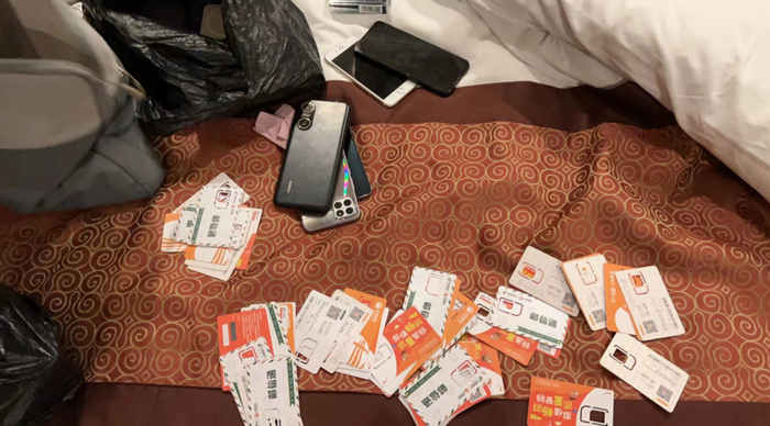 专班民警从嫌疑人处查获的赃款赃物与作案工具。通讯员罗维舟 摄
