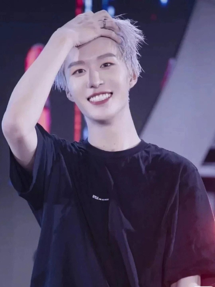 显眼包出息了!感觉丞丞在活动上就是范丞丞本人精致,帅气