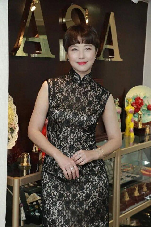 穿蕾丝旗袍配黑丝,丰腴身材太撩人|周海媚|旗袍|蕾丝_新浪新闻