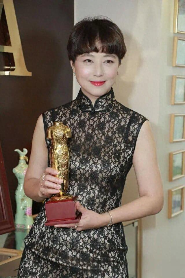 穿蕾丝旗袍配黑丝,丰腴身材太撩人|周海媚|旗袍|蕾丝_新浪新闻