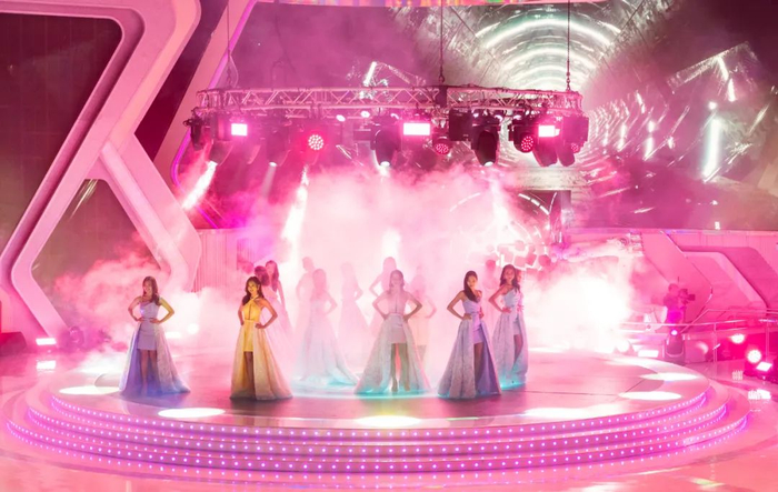 图为本届港姐16强8月27日晚登台亮相。中新社记者 侯宇 摄