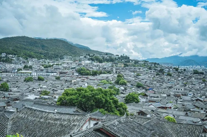 从山上下来，若尚有余力，可以到新义街的「喜鹤纳西人家」体验一次东巴婚礼，品纳西喜宴，近距离感受传统文化。