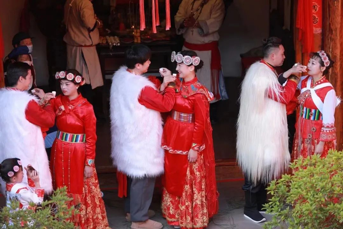 尽兴后，已是下午，古城人流如织，热闹非常，而我们也远离人潮获得了独属自己的一份古城记忆。