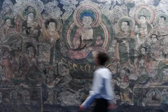 ▲观众在敦煌流散海外精品文物复制展上参观。新华社/图