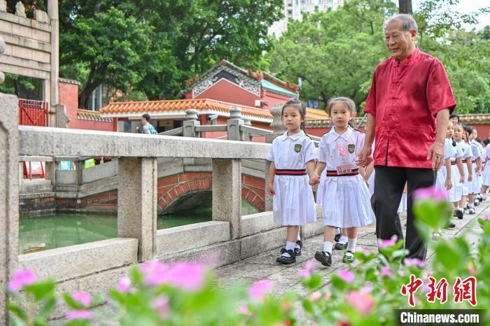 广州港澳子弟班举行开笔礼:让港澳学生感受广府文化