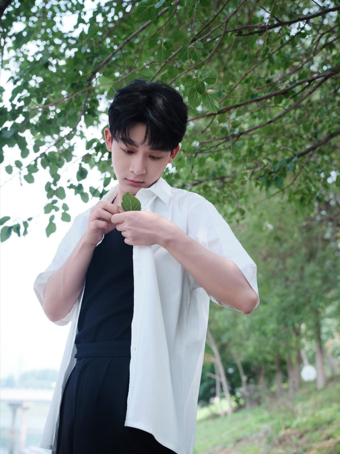 张晚意绿荫夏日随拍,白色衬衫搭配无袖黑背心,清纯男大没错了|张晚意_新浪新闻