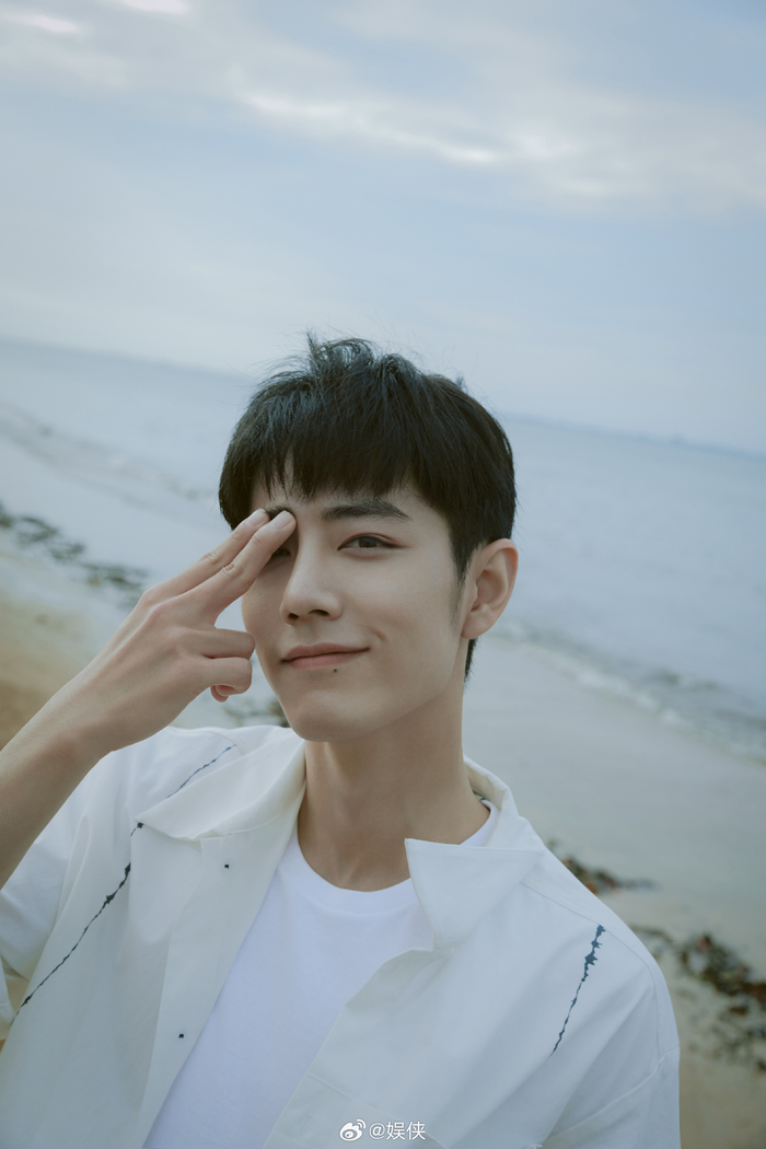 盛阳家里竟然摆了肖战的照片,看来他是肖战的粉丝实锤了|肖战_新浪