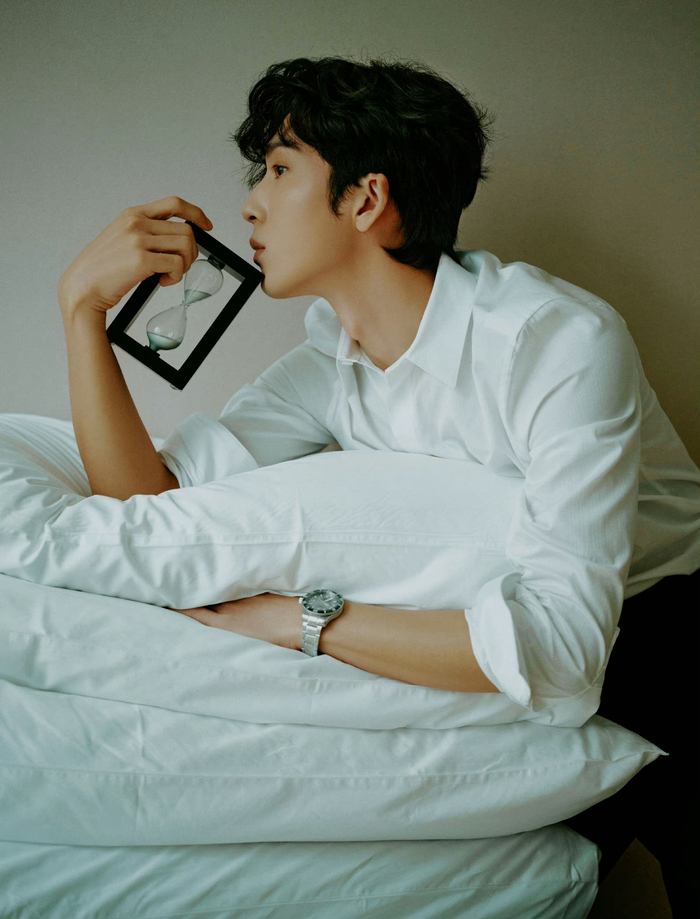 井柏然今日份造型大片 白衬衫 眼镜卷毛造型