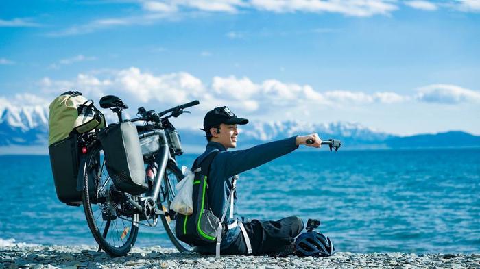 吴磊骑车冷到五官都在用力|吴磊_新浪新闻