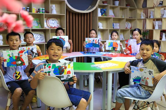     8月14日，山东省聊城市茌平区信发街道新时代文明实践所，孩子们展示绘制的保护生态环境主题画。视觉中国供图