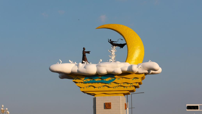 2023年8月28日，河南平顶山，一座“牛郎织女”雕塑矗立在鲁山县主干道旁，格外显眼。视觉中国 图