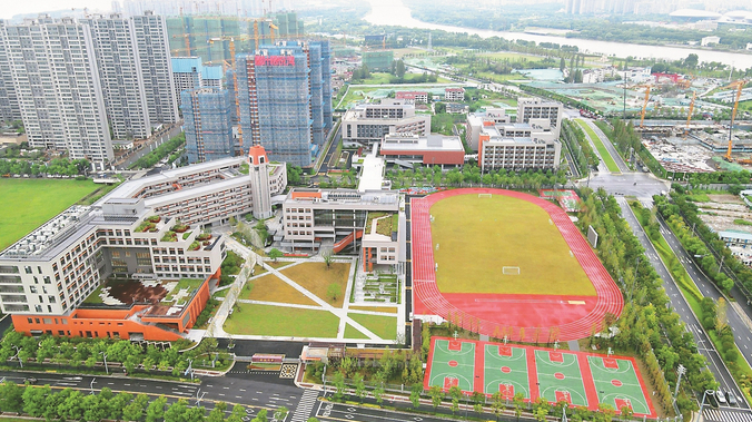 南京市金陵中学江心洲校区正式启用 迎来首批高一新生