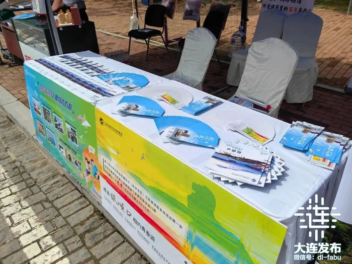 ▲8月22日，大连医科大学新生报到，旅顺文旅集团工作人员在现场向新生赠送活动票。