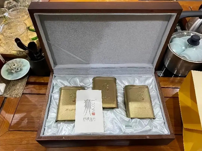 一款售价980元的绿茶，茶叶净重150克，木盒外包装超过一公斤