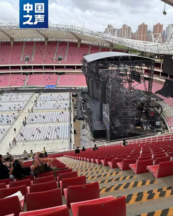 有一些演唱会座位设置在舞台延伸线上，观众几乎看不到舞台上的表演。