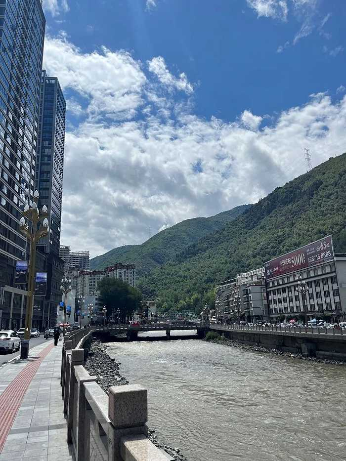 梭磨河旁的马尔康市区 图源：时代财经 张汀雯/摄