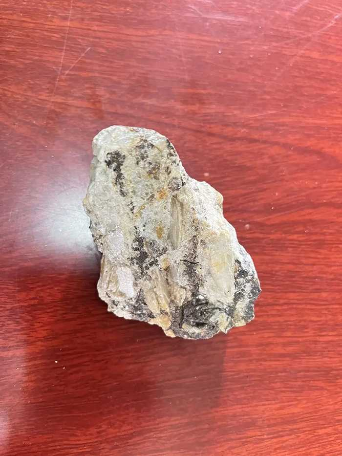 党坝锂矿的锂辉石 图片来源：时代财经 张汀雯/摄