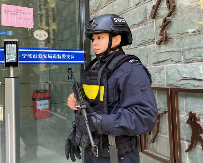 方凯璇在执勤站岗