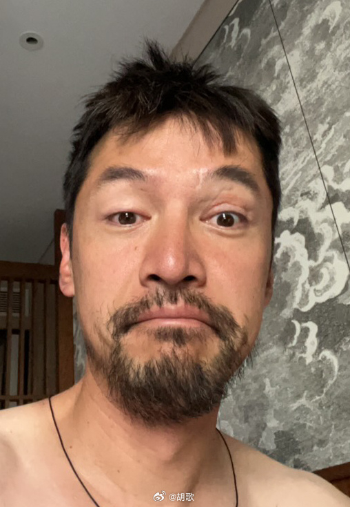 胡歌车祸发生17年后,深夜晒胡茬照表示自责,网友担心心理问题|胡歌