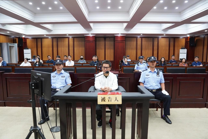 贵州黔南州原常务副州长刘华龙受审:被控非法收受财物1897万,曾被通报